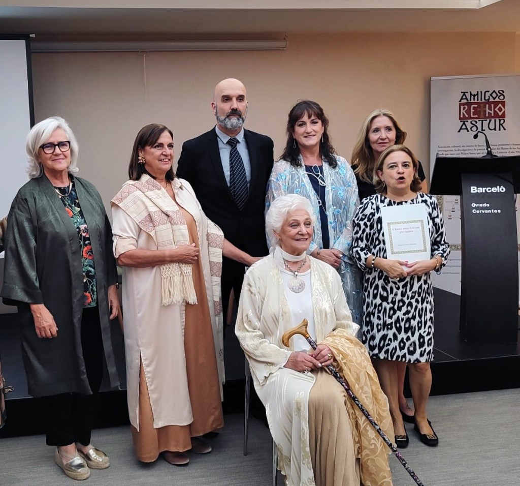 Foto con los miembros actuales de la Junta Directiva de la Asociación de Amigos del Reino Astur.