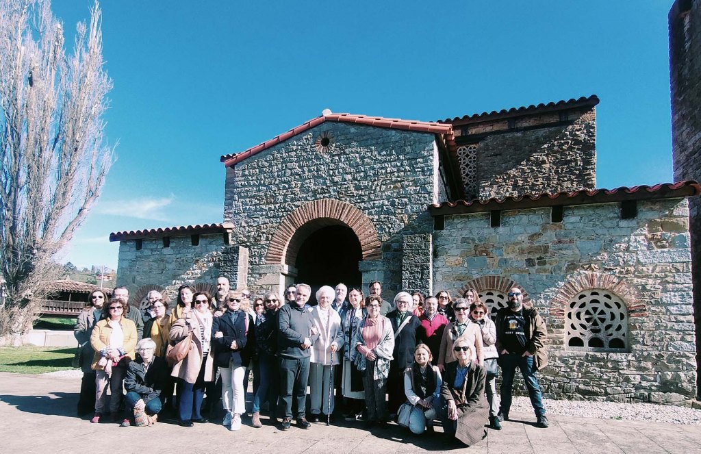 Grupo de socios ante Santa María de Bendones